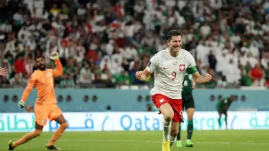 ليفاندوفسكي يحتفل بهدفه في مباراة بولندا والسعودية في كأس العالم 2022