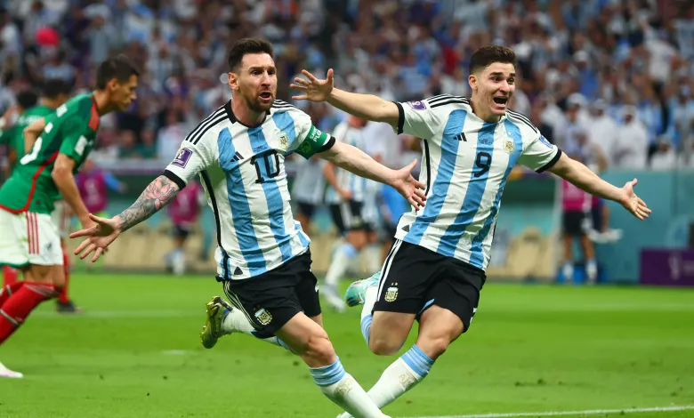 جوليان ألفاريز وليونيل ميسي - منتخب الأرجنتين - كأس العالم 2022